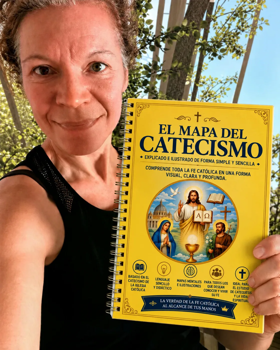 Una lectora al aire libre con el Mapa del Catecismo encuadernado en espiral
