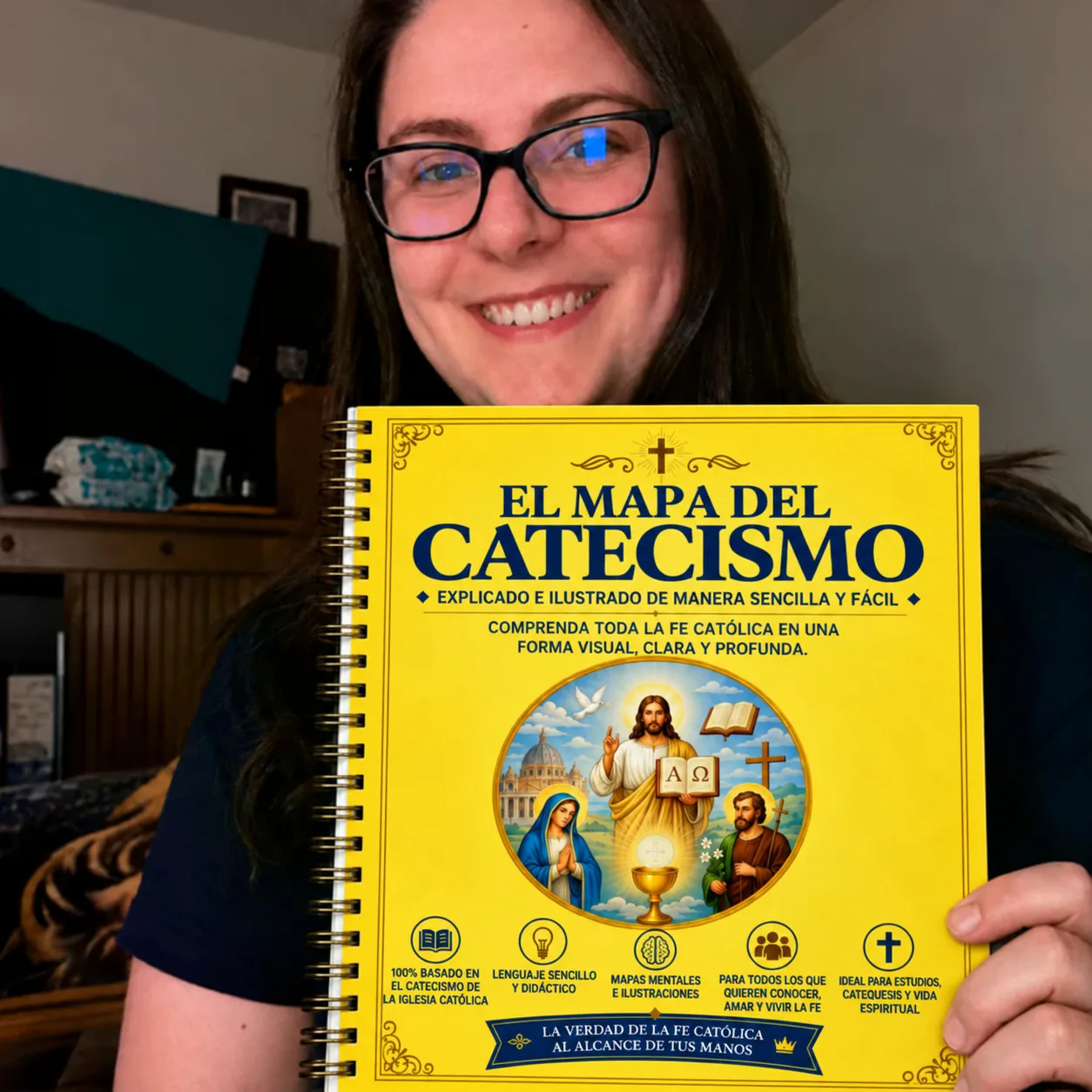 Una lectora sonriendo con la portada impresa del Mapa del Catecismo